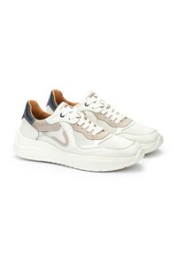 Zapatillas blancas con acentos de malla y ante, que cuentan con una suela acolchada, punta redonda y detalles en beige y azul marino. Cuerdas y marca visibles.