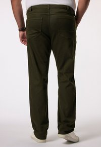 Pantalones verde oliva de corte recto, con dos bolsillos traseros y trabilla para cinturón. Textura suave y detalles de diseño minimalistas.
