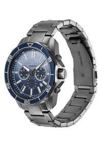 Męski zegarek ze stali nierdzewnej z niebieską obręczą, srebrną tarczą, trzema małymi tarczkami i bransoletą z ogniw. Wodoodporny do głębokości 100 metrów.