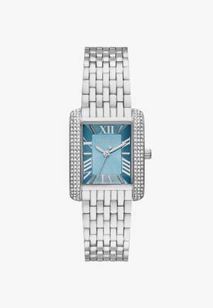 Orologio con cinturino a maglie metalliche argento, quadrante rettangolare blu, numeri romani e dettagli in cristallo lungo i lati della cassa.