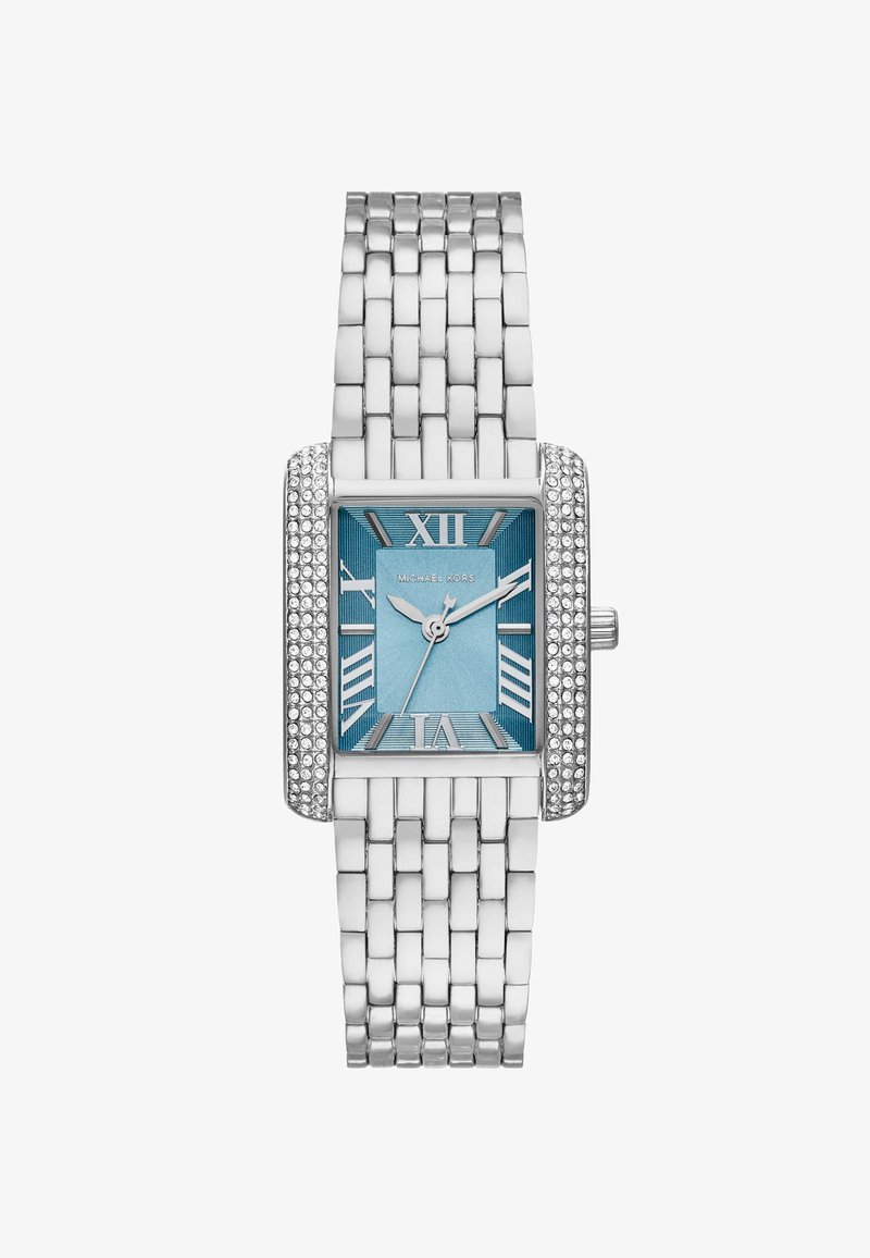 Reloj de pulsera con brazalete de eslabones metálicos plateados, esfera rectangular azul, números romanos y detalles de cristal a los lados de la caja.