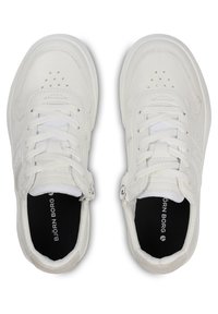 Witte leren sneakers met een gestructureerd oppervlak, ronde neus, vetersluiting en een rits aan de achterkant. Voorzien van het merkembleem op de binnenzool.
