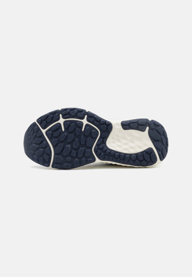 Suela de zapato de caucho texturizado en color marino, con un patrón de panal y una entresuela crema. Diseñada para ofrecer agarre y durabilidad.