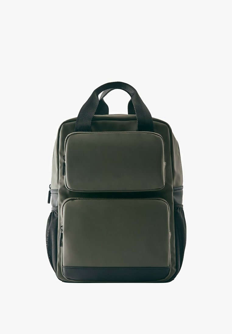 Sac à dos vert foncé avec deux poches zippées à l'avant, poignées noires et supports latéraux en filet pour bouteilles d'eau sur fond blanc.