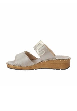 Sandal in un piume beige chiaro con accenti metallici, design open toe, dettagli cuciti lungo la suola e un tacco moderato in legno.