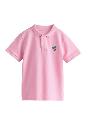 Lyserød polo med korte ærmer, krave, to knapper og en lille grøn og brun palmebrodering på venstre bryst.