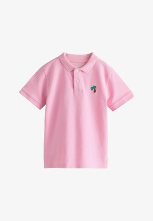 Różowa koszulka polo z krótkim rękawem, kołnierzykiem, dwoma guzikami i małym zielono-brązowym haftem z palmą na lewej piersi.
