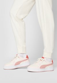 Puma - Sporta apavi - frosty pink/warm white Miniatūras attēls 1