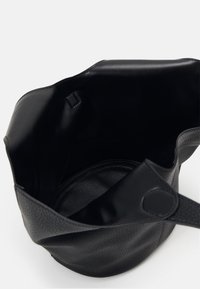 Gina Tricot SOFT BUCKET MIDI BAG - Håndtasker - black