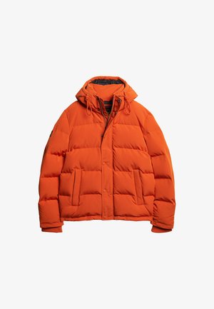 Chaqueta de plumas naranja con capucha, con un diseño acolchado, dos bolsillos frontales y puños acanalados. Tejido suave con cierre de botones.