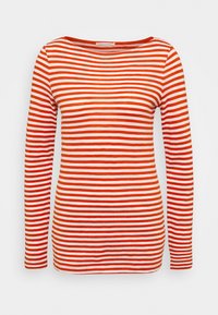Långärmad topp i röd och vit horisontell rand, gjord av mjukt material med båthalsdesign. Inga anmärkningsvärda detaljer eller accenter.
