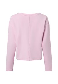 Top corto a maniche lunghe di colore rosa chiaro con scollo ampio, texture morbida e cucitura centrale sul retro. Tessuto liscio e vestibilità rilassata.