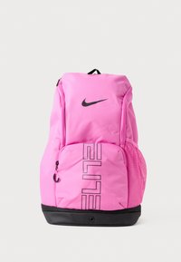 Mochila Nike rosa con logo negro, que cuenta con un compartimento principal, un bolsillo delantero, un bolsillo de malla lateral y una base negra para mayor durabilidad.