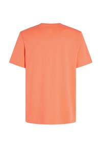 Camiseta de manga corta en color coral brillante. Fabricada con una tela suave y lisa, con un diseño sencillo y cuello redondo.