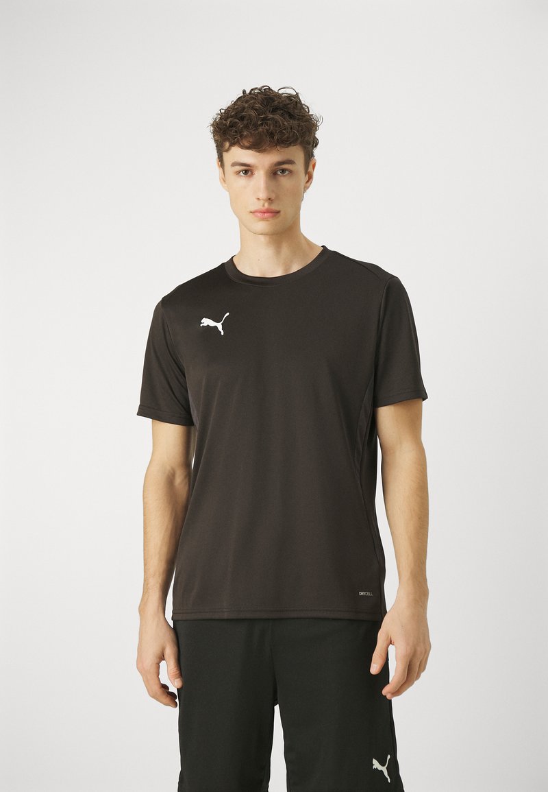 T-shirt atlético preto feito de tecido que afasta a umidade, com gola redonda e um logótipo branco no lado esquerdo do peito. Mangas curtas, textura suave.