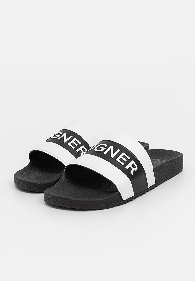 Schwarz-weiße Schieber mit breiten Riemen. Der obere Riemen hat auffällige schwarze Buchstaben, und die Sohle hat eine strukturierte schwarze Oberfläche.