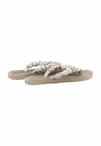Een paar beige, gevlochten platte sandalen met gerimpelde satijnen bandjes en een teenpen, ontworpen voor casual gebruik.