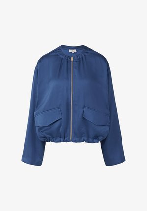 Blauwe kortgebouwde jas met lange mouwen, ritssluiting aan de voorkant, elastische zoom en twee grote klepzakken aan de voorkant.