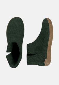 Stivali alla caviglia in feltro verde scuro con un'accents in suede beige e una parte superiore aperta. Presentano una texture morbida e un design minimalista.