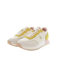 Sneakers i en blandning av vitt, gult och ljusrosa nyanser. Tillverkade av tyg och mocka, med en texturerad sula och kontrasterande detaljer.