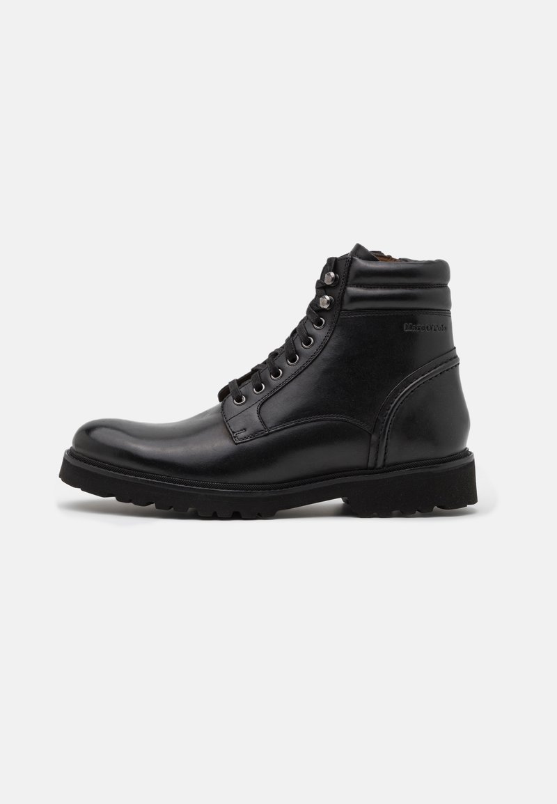 Bottines noires en cuir avec un bout rond, des œillets en métal et une semelle en caoutchouc robuste avec un motif texturé pour une meilleure adhérence.
