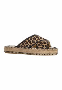 Espadrille à imprimé léopard avec des accents brodés noirs, semelle en jute tissée naturel et design à bout ouvert. Caractéristiques d'un style de sangle entrecroisée.
