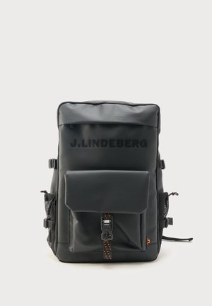 Zwarte rechthoekige rugzak met voorvak en gespband, zijvakken van gaas en "J.LINDEBERG"-logo bovenop voorkant.