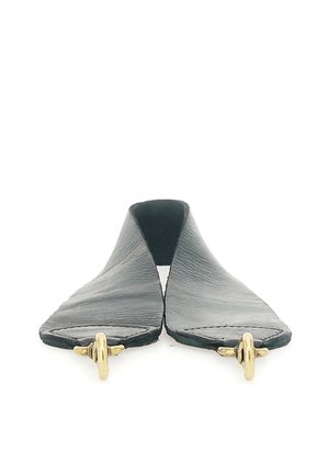 Slip-on in pelle nera con punta appuntita, caratterizzati da una superficie testurizzata e due dettagli in metallo dorato. Bordo liscio e design minimalista.