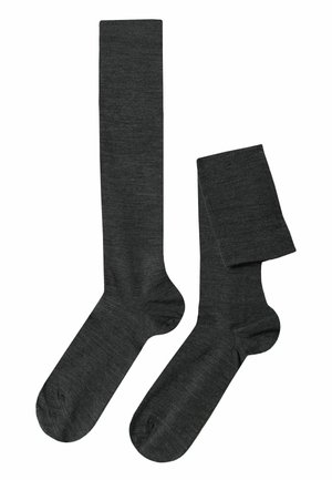 Dunkelgraue knielange Socken aus einem weichen, strukturierten Material. Verfügt über ein glattes Strickdesign und verstärkte Zehen. Eine Socke ist gerollt.