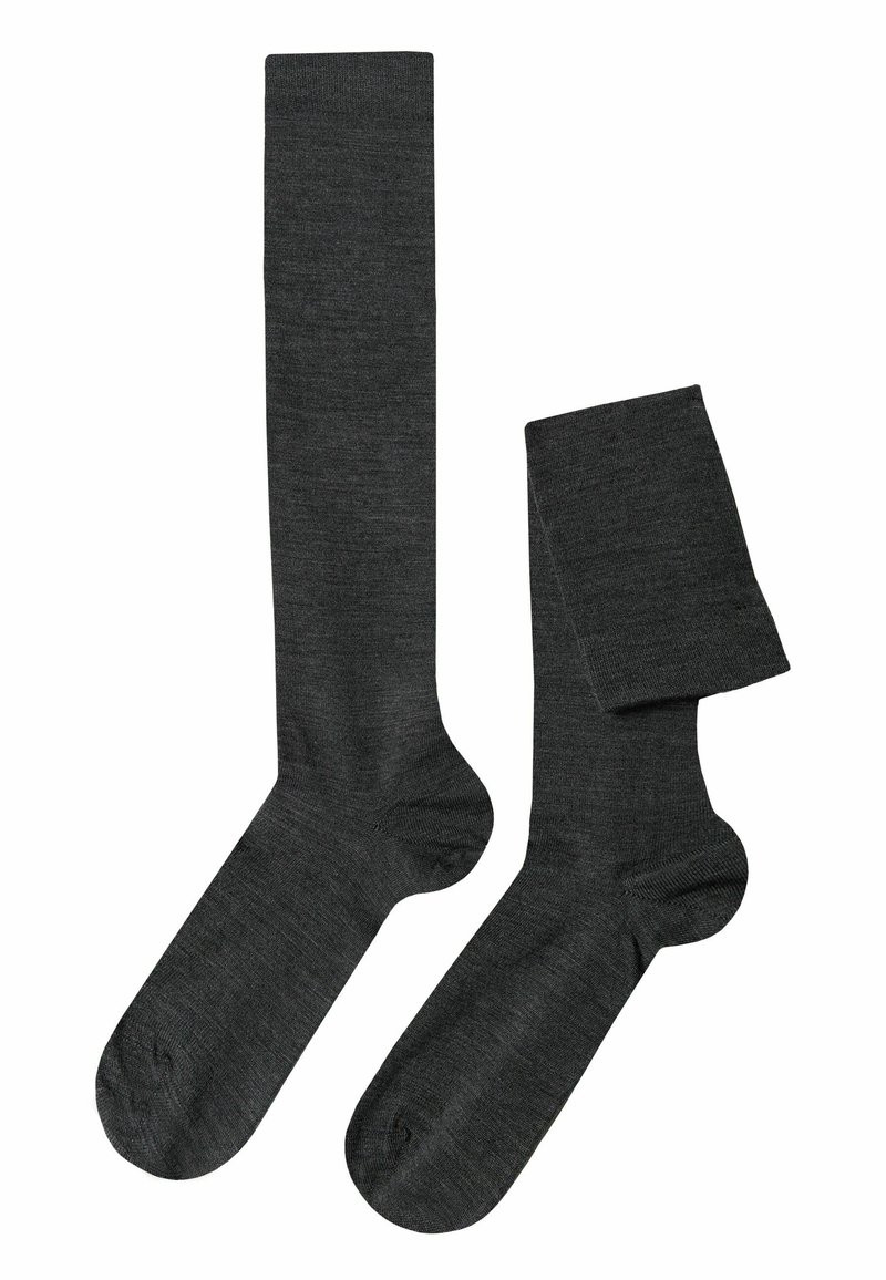 Calze grigio scuro a ginocchio realizzate in un materiale morbido e strutturato. Presentano un design a maglia liscia e punte rinforzate. Una calza è arrotolata.