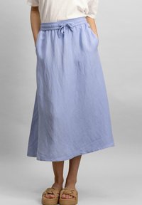 Fustă maxi din in albastru deschis, cu talie elastică, șnur de strângere, buzunare laterale și croi lejer. Textură netedă, design până la sol.