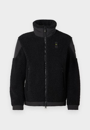 Μαύρο fleece μπουφάν με ψηλό γιακά, φερμουάρ μπροστά και υφασμάτινη υφή. Διαθέτει μαύρα νάιλον μανίκια και λεπτομέρειες, καθώς και τσέπες με φερμουάρ.