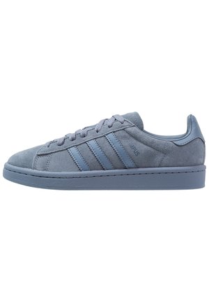 Zapatilla Adidas Campus de gamuza azul con tres franjas, cierre de cordones y suela de goma plana, vista de perfil lateral.