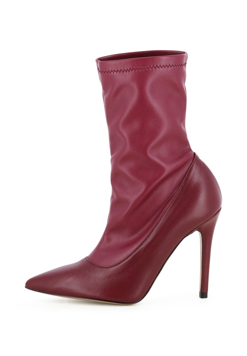 Botte stiletto en cuir bordeaux mi-mollet avec bout pointu et texture légèrement froissée sur la tige.