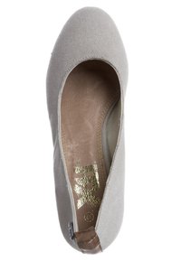 Chaussure ballerine en tissu gris clair avec bout arrondi, semelle intérieure beige, et petite languette en cuir marron au talon.