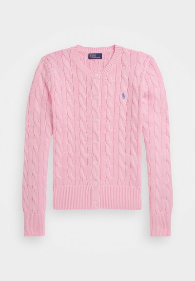 Rozā adīta kardigāna ar kabelis rakstu,apaļu kakla izgriezumu, pogu aizdari un ribota piedurkņu un apakšmala. Mazs logs kreisajā krūtī.