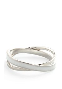 Sølvring med sammenflettet design, der har en poleret, skinnende finish og et hvidt accentbånd. Glat tekstur og afrundede kanter.