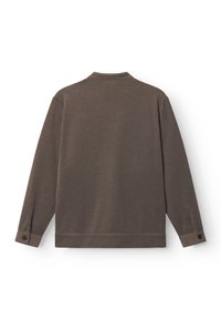 Brun langærmet pullover med ribbet tekstur, med en krave og knapdetaljer ved ærmerne.