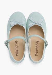 Scarpe Mary Jane in tessuto azzurro chiaro con un morbido fiocco di raso sulla parte anteriore e una cinturino alla caviglia regolabile, dotate di una soletta beige con il nome del marchio stampato.