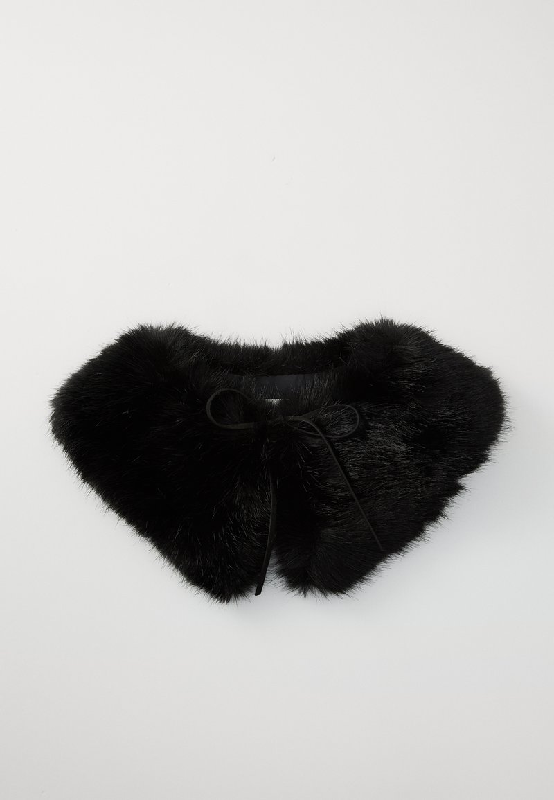 Sort faux fur krave med en rund form, der har en satin sløjfe lukning foran og en blød, tekstureret overflade.
