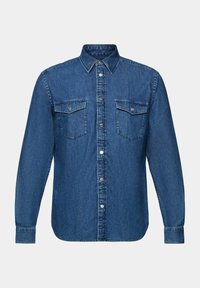Camisa de denim en azul oscuro con mangas largas, cuello tipo botón, dos bolsillos en el pecho y botones en tono plateado. Textura suave y diseño casual.