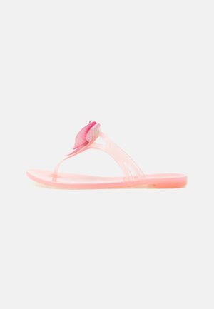 Sandalia plana translúcida rosa con tira entre los dedos y una gran decoración de mariposa rosa sobre fondo blanco.