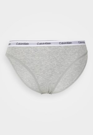 Graue Baumwollunterwäsche mit einem weißen Bund, der das schwarze "Calvin Klein"-Logo trägt, runde Form, glatte Textur und schlichtes Design.