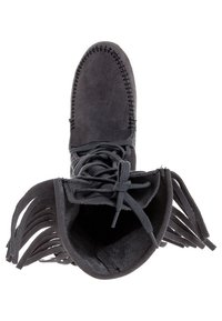 Zwarte suède enkellaars met franjes en gestikte details. Beschikt over een ronde neus en een vetersluiting, met een zachte textuur.