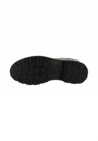 Suela de zapato de goma negra que presenta profundas ranuras, patrones hexagonales y un área de talón reforzada para mejorar la tracción y la durabilidad.