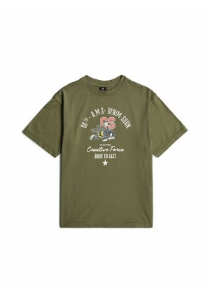 T-shirt vert à manches courtes avec un motif abeille et un texte blanc indiquant "98th A.M.S Denim Sqdn, G-Star Creative Force Built to Last."