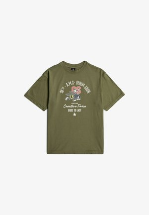 Zielona koszulka z krótkim rękawem z grafiką pszczoły i białym napisem "98th A.M.S Denim Sqdn, G-Star Creative Force Built to Last."