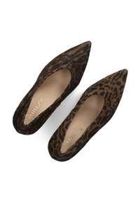 Dainty, puntige pumps met luipaardprint in bruin en zwarte suède. Heeft een uitsnijdingen aan de zijkanten en een glad, beige voetbed met logo.