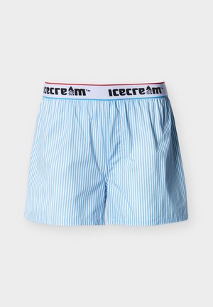 Boxeri pentru bărbați în dungi verticale albastre deschis și albe, cu talie elastică cu logo-ul „Icecream” și margine roșie.