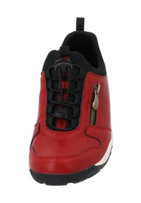Zapatillas de cuero rojo con un cuello negro texturizado, cordones elásticos y un zipper lateral con herrajes dorados. Suela de goma negra.